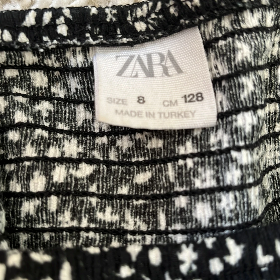 Svart blommig volangkjol från Zara - 2