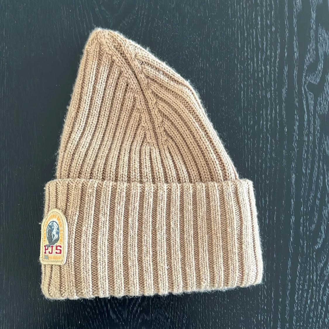 Beige ribbstickad mössa Parajumpers