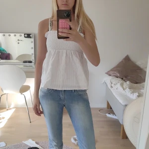Tube topp - Vit skit snygg tube topp med inga defekter. Kan ta av banden och sätta på. Passar xs-s Skriv för frågor