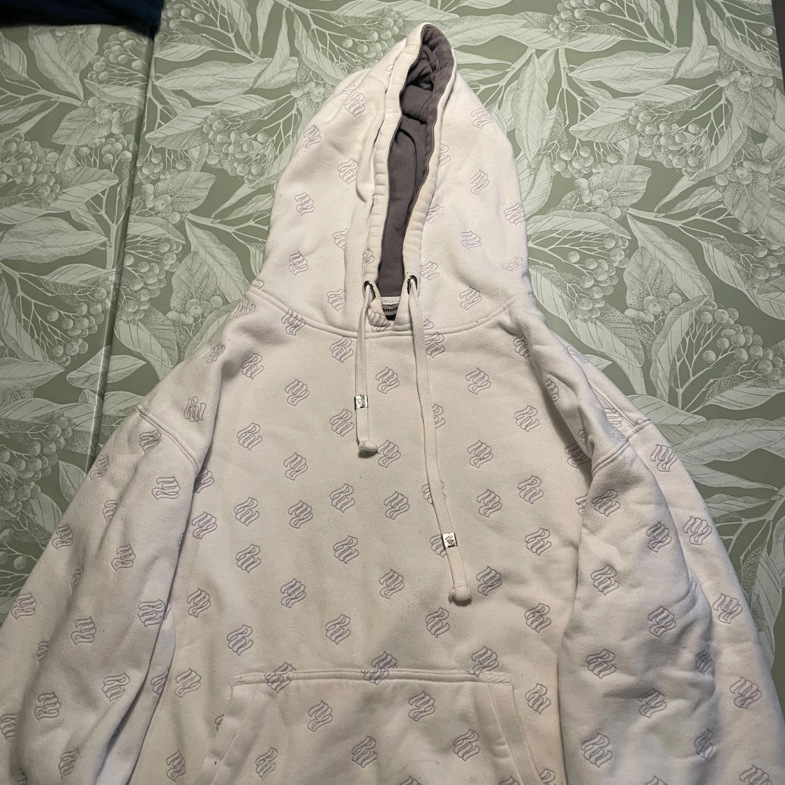 Vit hoodie från Rocawear med brodyr