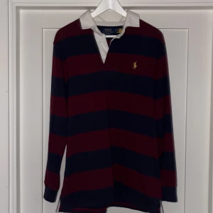 Randig pikétröja från Polo Ralph Lauren - Säljer denna klassiska polo skjortan. Storlek M. Mycket bra skick, nästan som helt ny. Nypris (2000kr) mitt pris 1000kr