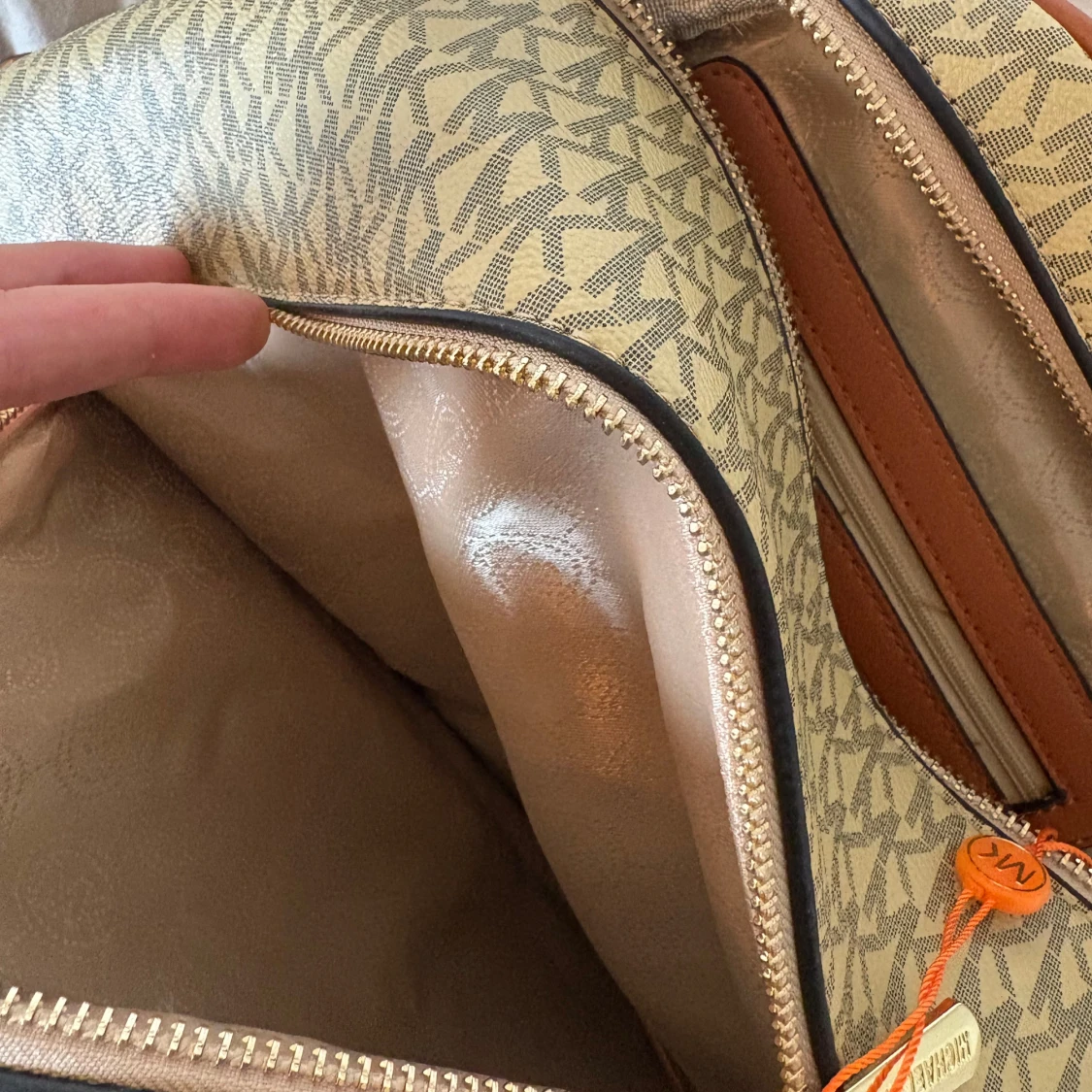 Beige MK ryggsäck med logomönster - 3