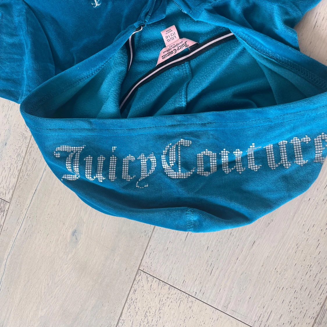 Blå velour hoodie från Juicy Couture - 4