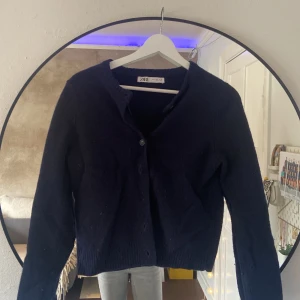 Mörkblå kofta från Zara - Mysig mörkblå kofta från Zara i storlek S. Den är ganska nopprig men innan jag skickar så nopprar jag av den så gott det går 💕