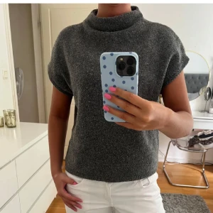 Stickad t-shirt - Säljer denna as snygga och helt slutsålda stickade t-shirten! Storkek L men liten i storleken!