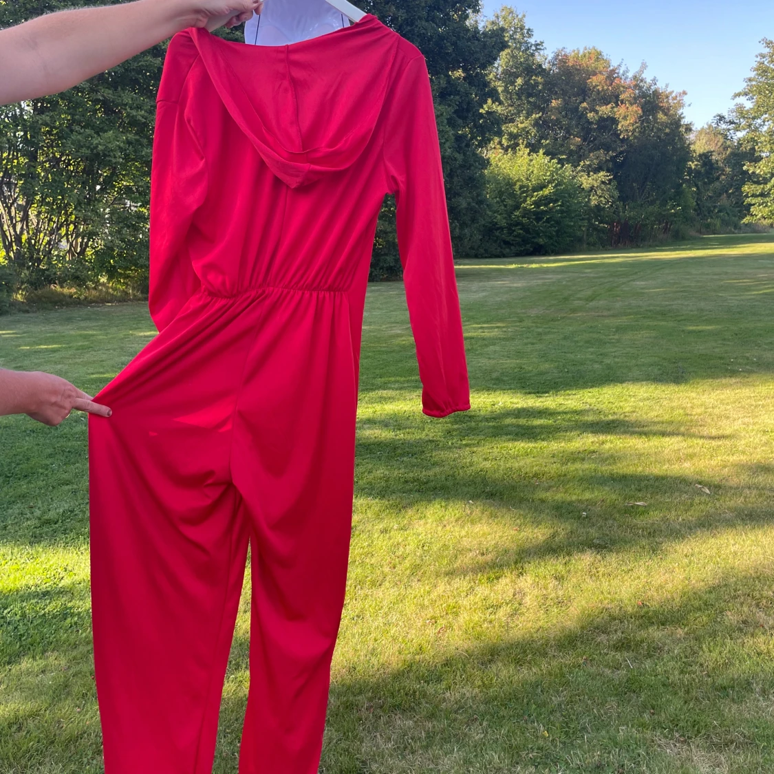 Röd helkroppsdräkt med huva S/M - 1