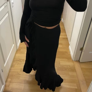 Omlottkjol - Svart omlottkjol från & Other Stories i strl 36 och fint begagnat skick 💌 Kjolen knyts i midjan och har en slit framtill samt är längre därbak.