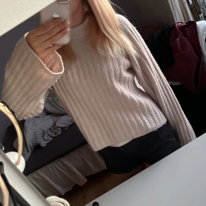 Beige stickad tröja XS - Ja säljer en beige stickad tröja från H&M i XS, den är i väldigt bra skick och använd Bara några gånger