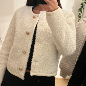 Vit teddyjacka med guldknappar - 🌸