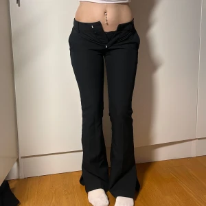 Lågmidjade kostymbyxor bikbok  - Storlek 34 från bikbok. Använda max 4 gånger så iprincip i nyskick. Nypris låg på någonstans mellan 400-500kr. Slits i benen. Innerbenslängd:80 midjemått:33 strech på någon cm när man väl har på sig de. Har inga fler bilder på då de blivit försmå. Köp sker via köp nu, jag postar inom 24h. Kvar tills markerad såld 