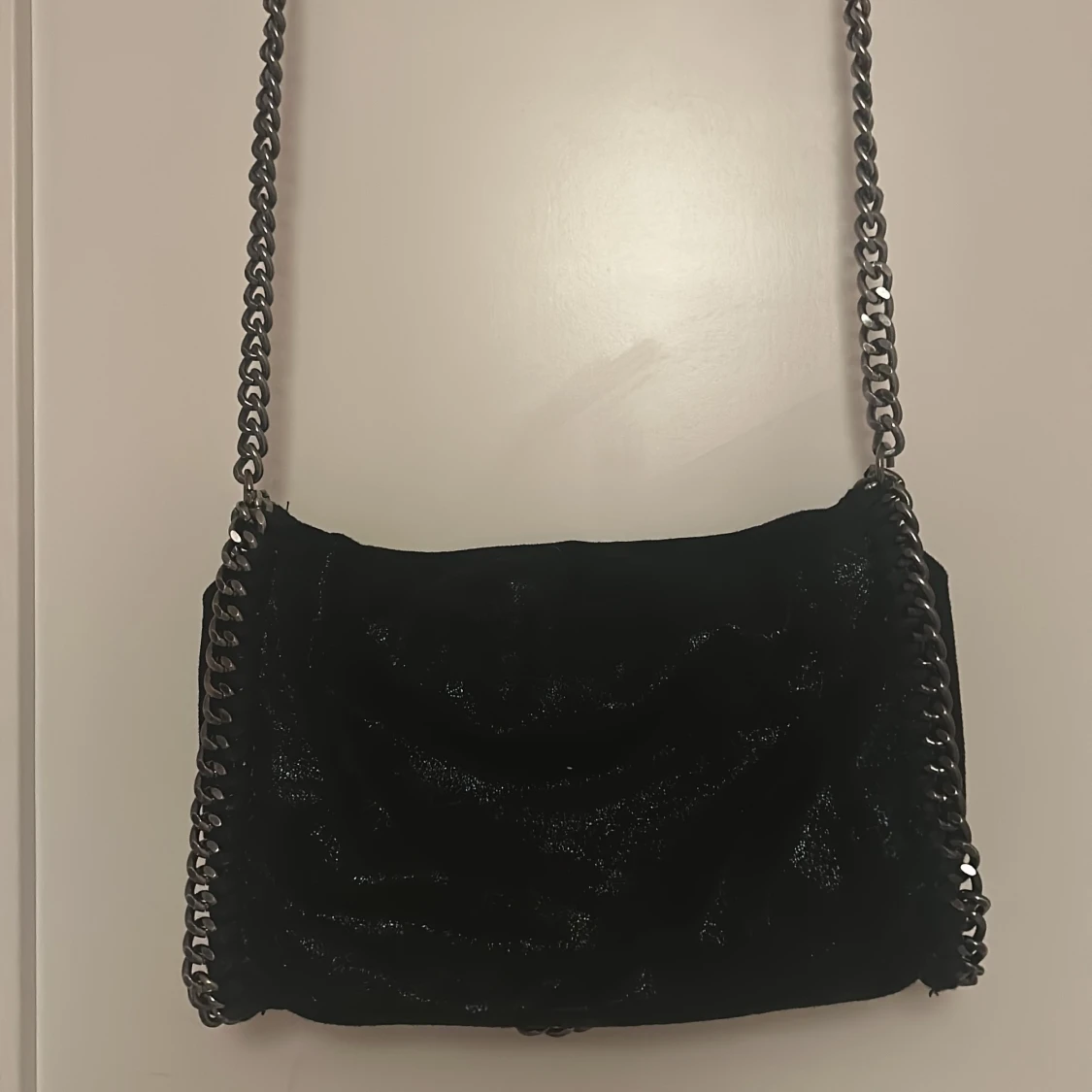 Svart axelväska med kedja  - 3