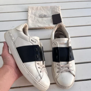 Valentino open - Valentino open storlek: 40,5 men passar 40-41 | Skick: Mycket bra skick | Tillbehör: Dustbag och Valentino kort |  Vara att skriva vid frågor eller bilder