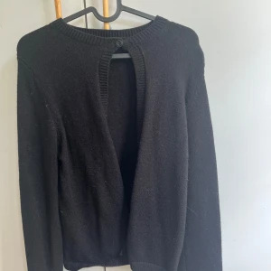Svart kofta från Gina Tricot XS - Svart, klassisk kofta från Gina Tricot i storlek XS. Koftan har rund halsringning, lång ärm och en knapp upptill vid halsen. Materialet är mjukt och stickat.