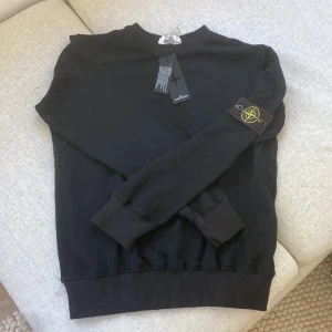 Stone Island tröja med tags - Stone Island sweatshirt i storlek M, pris är ej hugget i sten kontakta vid intresse eller frågor!!