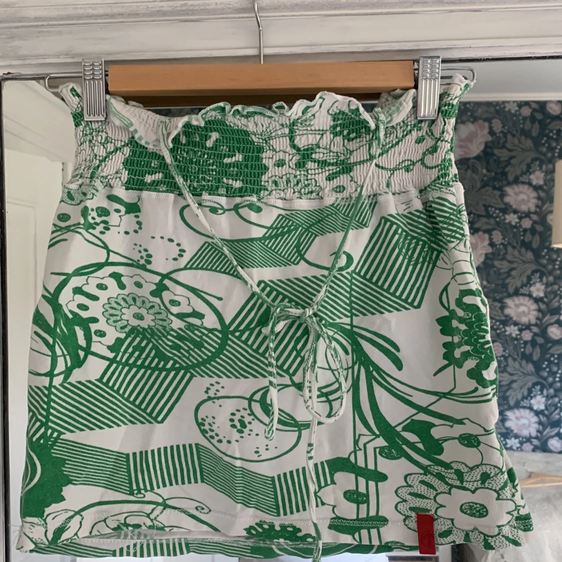 Grönvit blommig topp från Next Level