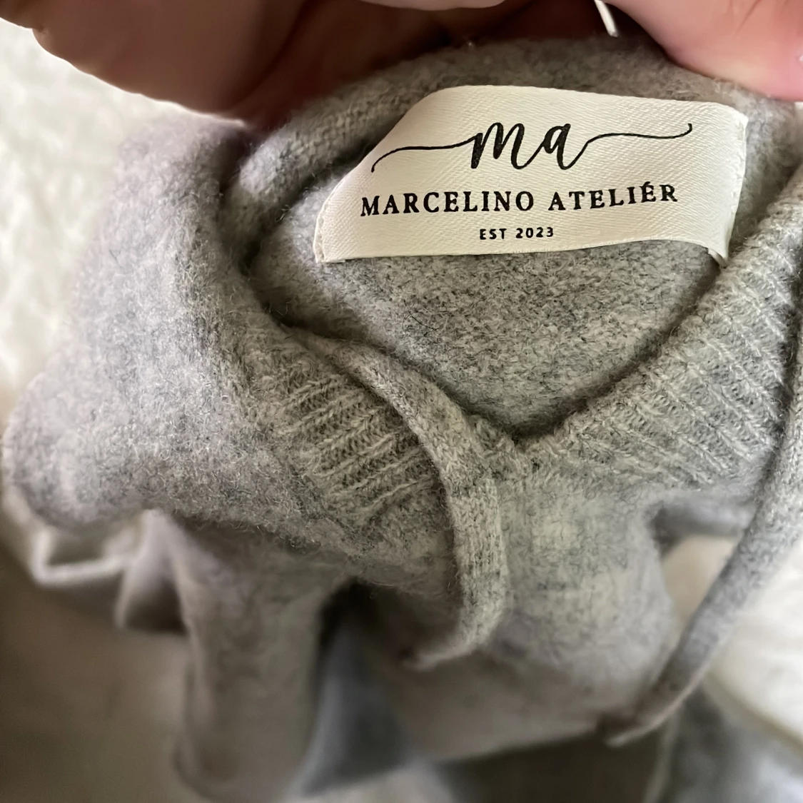 Grå hoodie i kashmir från Marcelino Atelier - 3