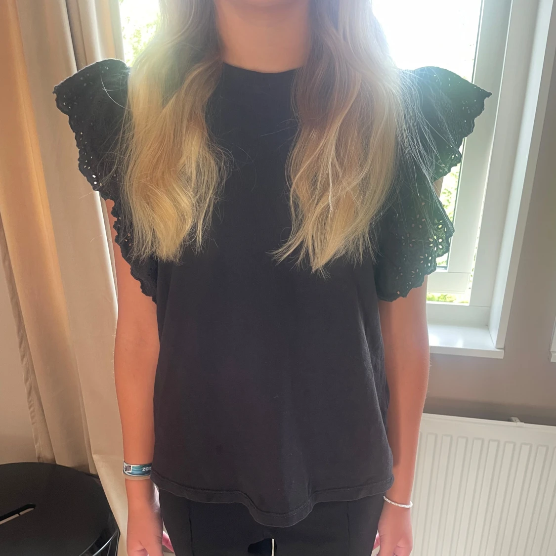 Svart blus med volangärmar - 1