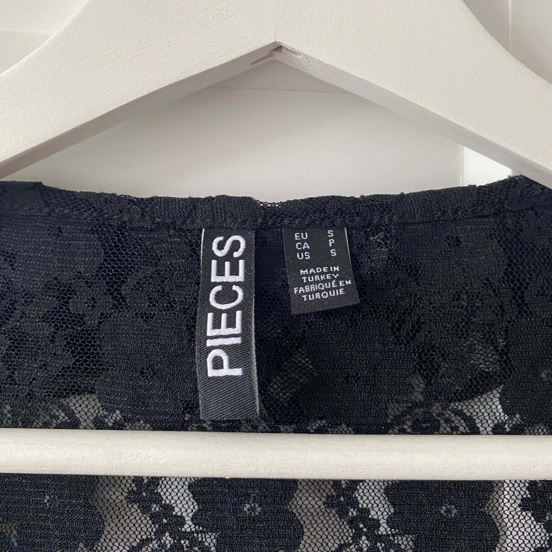 Svart spetsblus med volang från Pieces - 1