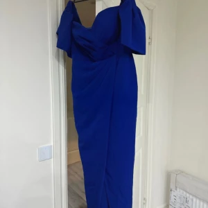 Festklänning  - Mycket fint skick  Använd 1 gång - 4 timmar Köpt för 3500 kr