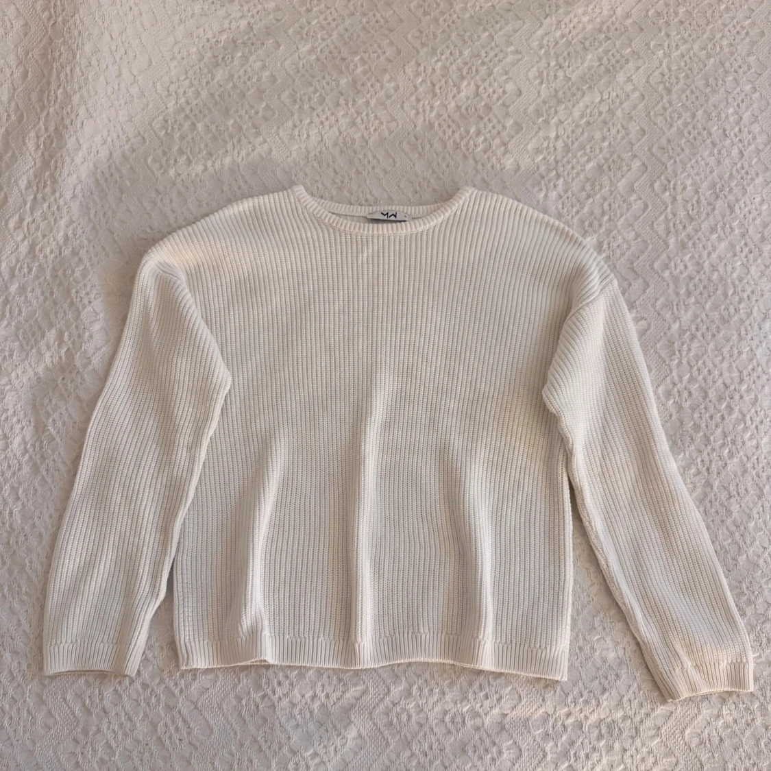Vit ribbad stickad tröja från MW