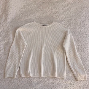 Vit ribbad stickad tröja från MW - Säljer en vit stickad tröja från MW i storlek M. Tröjan har ett ribbat mönster och rund hals. Den är långärmad och har en clean, enkel look som är lätt att matcha med olika outfits. 