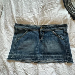 Blå jeanskjol - Säljer en kort jeanskjol som är Lågmidjad i storlek s-m