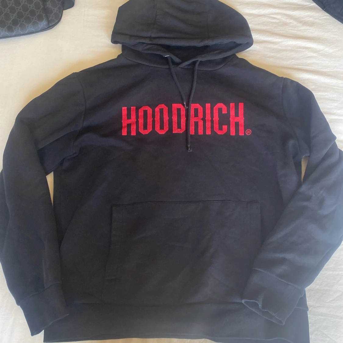 Svart hoodie från Hoodrich med röd text