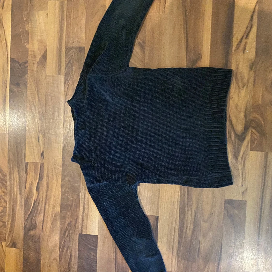 Svart stickad tröja med ribbad kant - 2