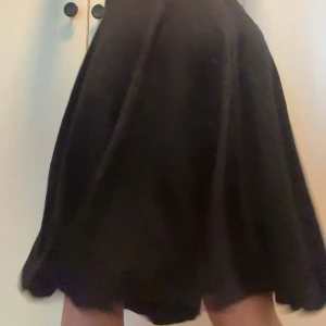 Svart kjol - Enkel svart kjol med utsvängd passform och bred midjeresår. Har en flowy känsla som ger snygg rörelse. Storlek M (passar öven S)