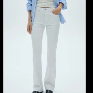 Vita bootcut jeans - Vita jeans från mango, helt oanvända!