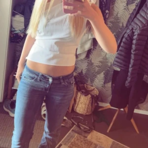 En axlad topp - Supersnygg en axlad topp med resår i midjan 