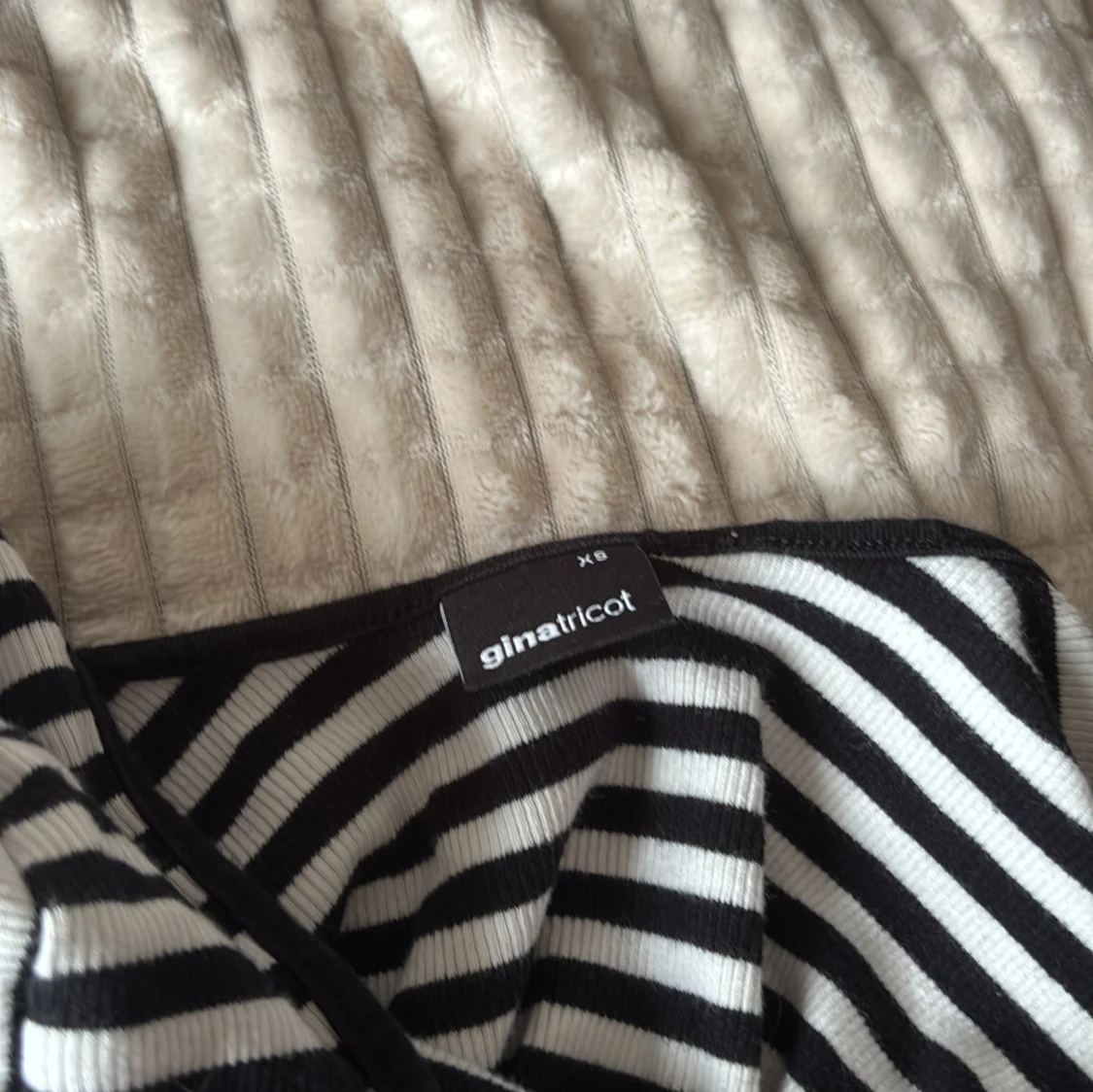 Svartvit randig långärmad topp Gina Tricot - 2