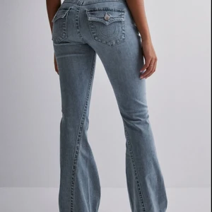 Joey lowrise flare true religion - Säljer mina jättesnygga true religon jeans, endast använda 1 gång. De är inte uppsydda eller skadade längst ner på benen, storlek W25. Priset kan diskuteras.