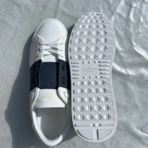 Valentino Garavani Open sneakers vit/blå - Nya feta mörkblå valentino opens i storlek 43. Ingen box ingår. Kan sänka priset lite vid snabb affär! 