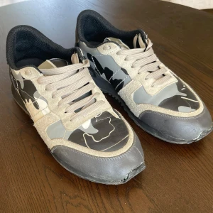 Valentino Rockrunners - | Letar du efter ett par skor som kommer få dig att sticka ut nu inför skolstarten så har du hittat rätt | Säljer ett par Valentino Rockrunners i en färgkombination som passar till alla stilar | Skick 8/10 då de är använda och har en liten skada och därför ett billigare pris | Storlek 46 men passar även 45 | Säljer för  999 | Pris går o diskutera vid snabb affär💸