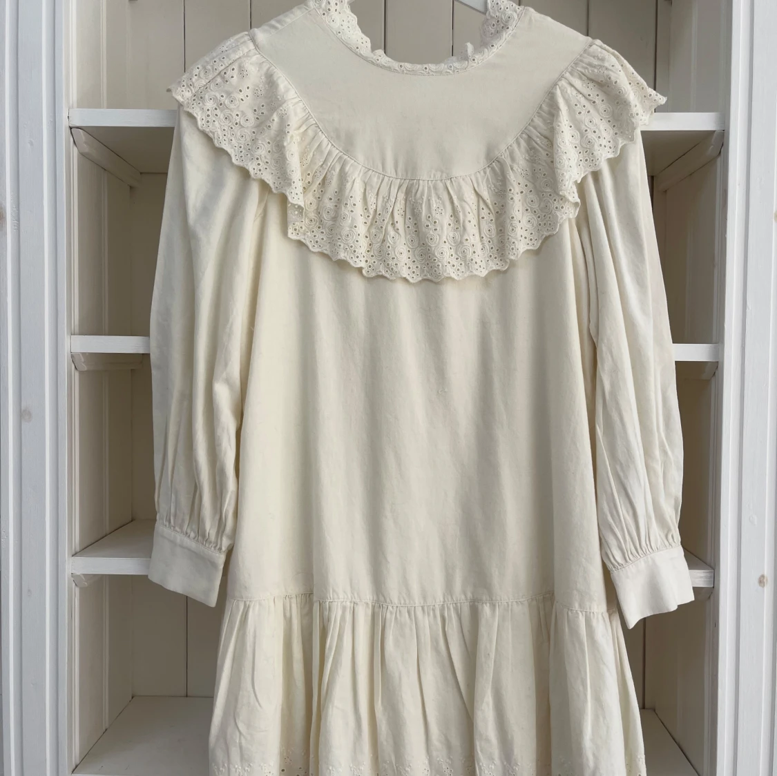 Vit kort klänning med spetsvolang