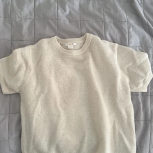 Beige stickad kortärmad tröja Gina Tricot - Supermysig beige stickad tröja från Gina Tricot Young i storlek 158/164. Använd max 3 gånger så nästan så gott som ny☺️