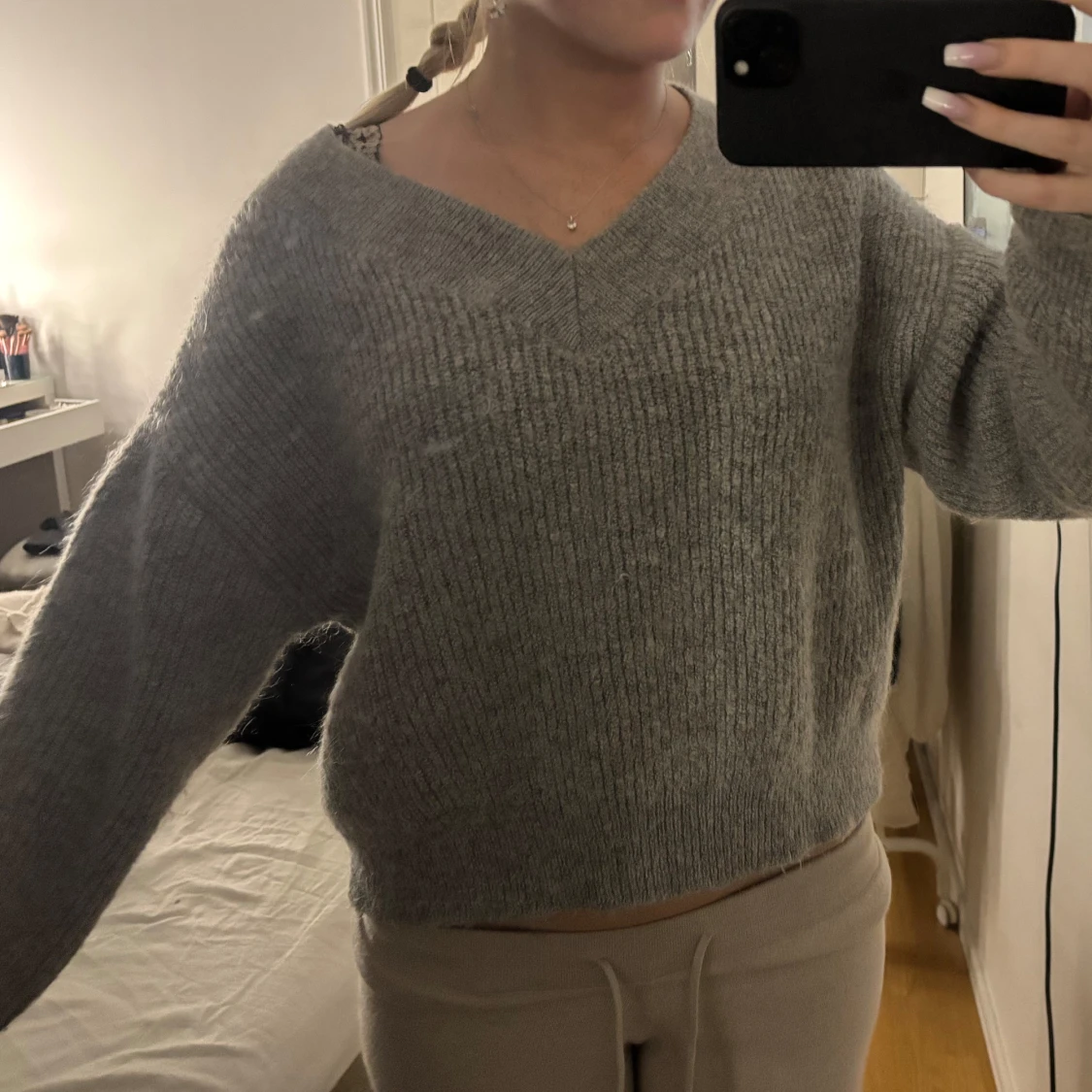 Grå stickad v-ringad tröja - 2