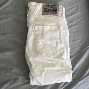 Vita Replay Anbass jeans slim fit - Tja! Säljer ett par riktigt fräscha Replay Anbass jeans. Använda max 3 ggr. Kontakta vid minsta fråga eller fundering! Pris kan diskuteras!