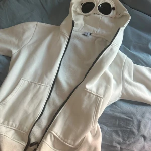 Cp company zip up - Säljer min cp company zip-up då den är förliten. Nästan helt i nyskick då man inte kan se några skador på den. Priset kan diskuteras.