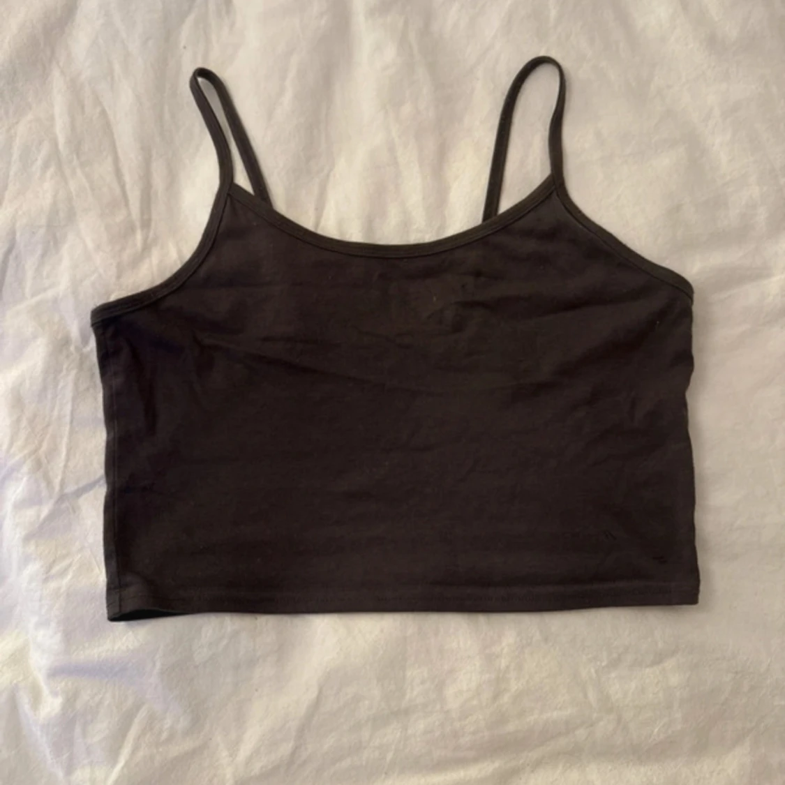 Svart croppad linnetopp med smala band