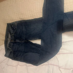 Lågmidjade Ralph Lauren jeans - Lågmidjade jeans från Ralph Lauren med lite bootcut. Dem är i storlek 27 och i fint skick! 💕