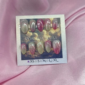 PinkBowGlow (XS);Short Almond - Snygga handgjorda press-on naglar i en kort mandelform med ombre-effekt i rosa och grönt. Dekorerade med rosa rosetter samt glitterdetaljer för en extra touch. Perfekt för dig som vill ha unika och trendiga naglar utan att gå till salong. I storlek XS: 14 mm, 11 mm, 11,5 mm, 10 mm, 8 mm 