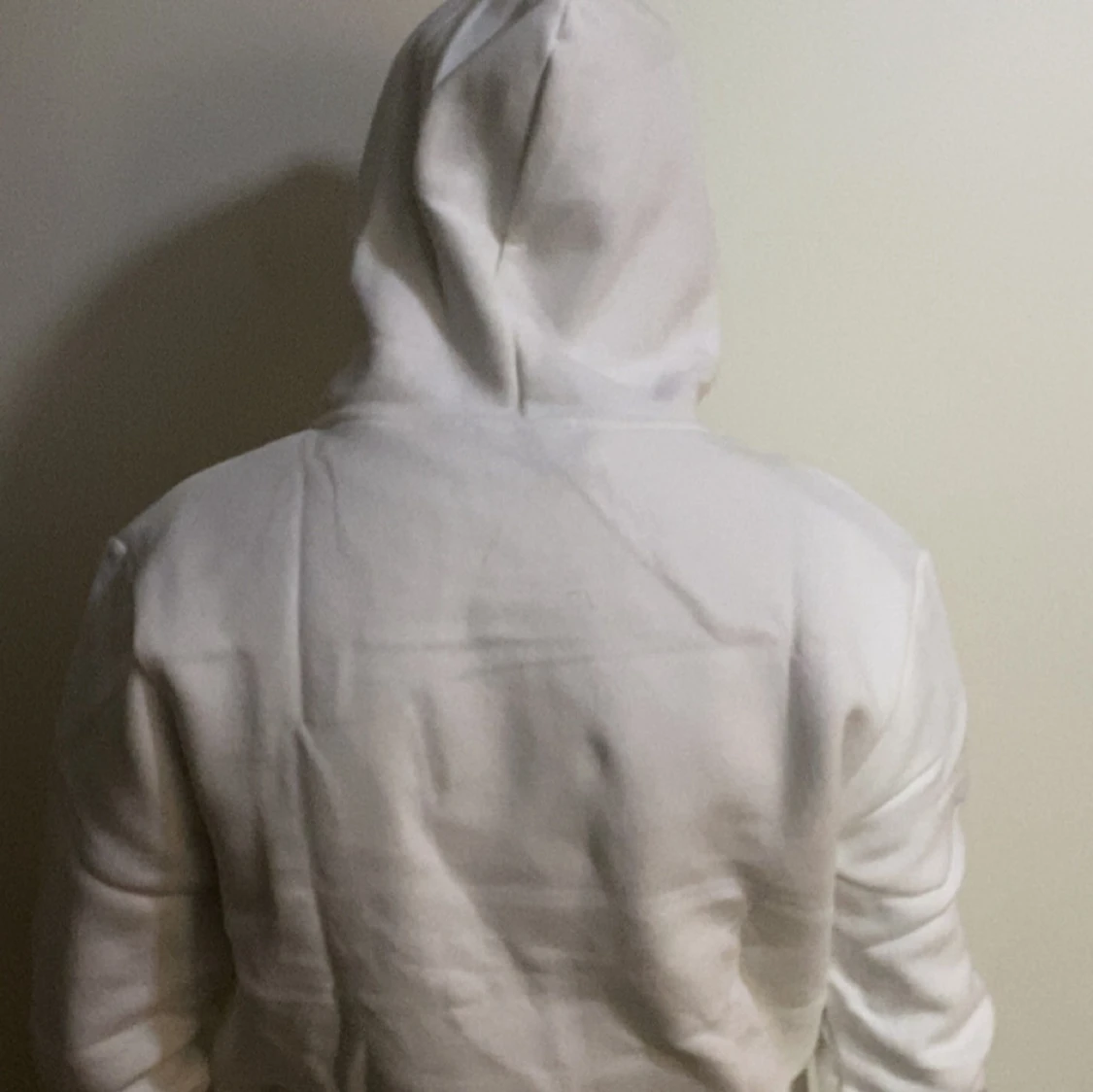 Vit hoodie med färgstänk och tryck - 1