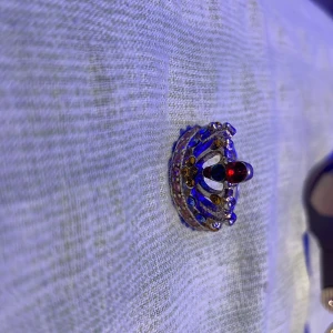 Kronformad ring med färgglada stenar från Prag  - Unik ring i form av en krona, dekorerad med glittriga stenar i rött, blått, grönt och gult. Ringen har en silverfärgad bas och detaljerade utsmyckningar som ger en lyxig och lekfull vibe. Perfekt för dig som vill sticka ut och addera lite kunglig känsla till din stil.