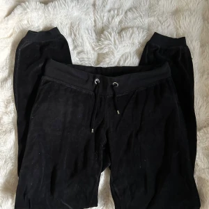 Svarta mjukisbyxor från Cubus - Svarta mjukisbyxor från Cubus i storlek S. Byxorna har en bekväm midja med snörning och ribbade muddar vid bensluten. Materialet är mjukt och stretchigt. Mycket använda, men är hela och fungerar som de ska.