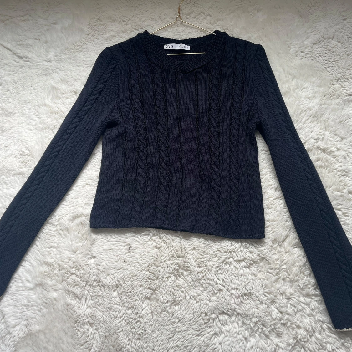 Mörkblå  kabelstickad tröja från Zara