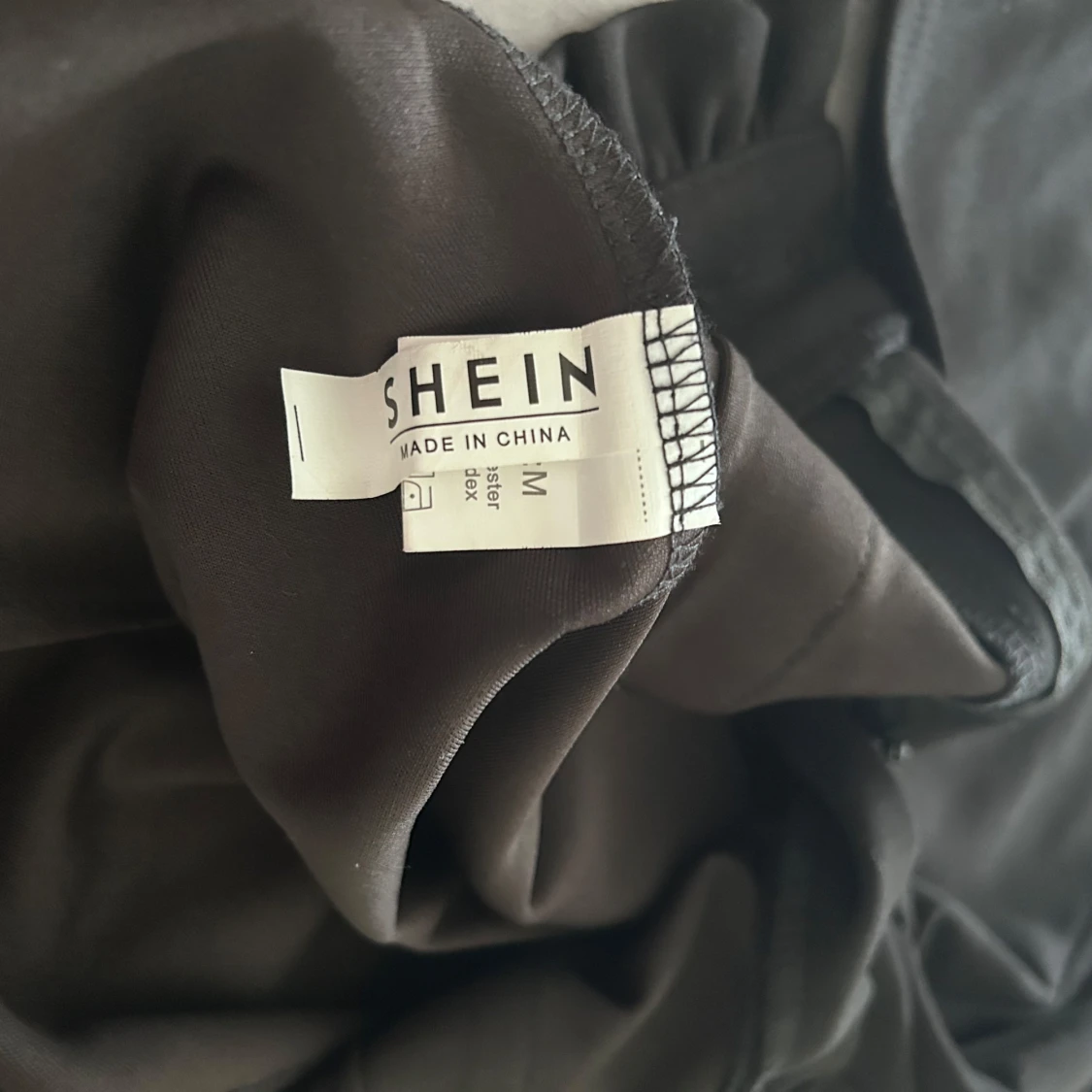 Svarta högmidjade byxor från Shein - 1