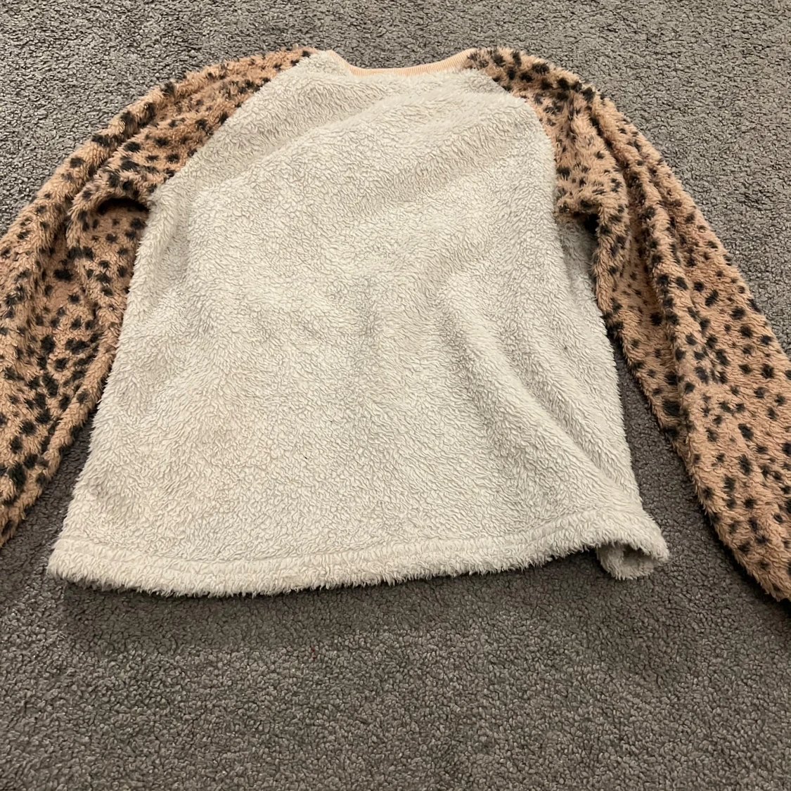 Två mysiga fleece-tröjor med print - 4