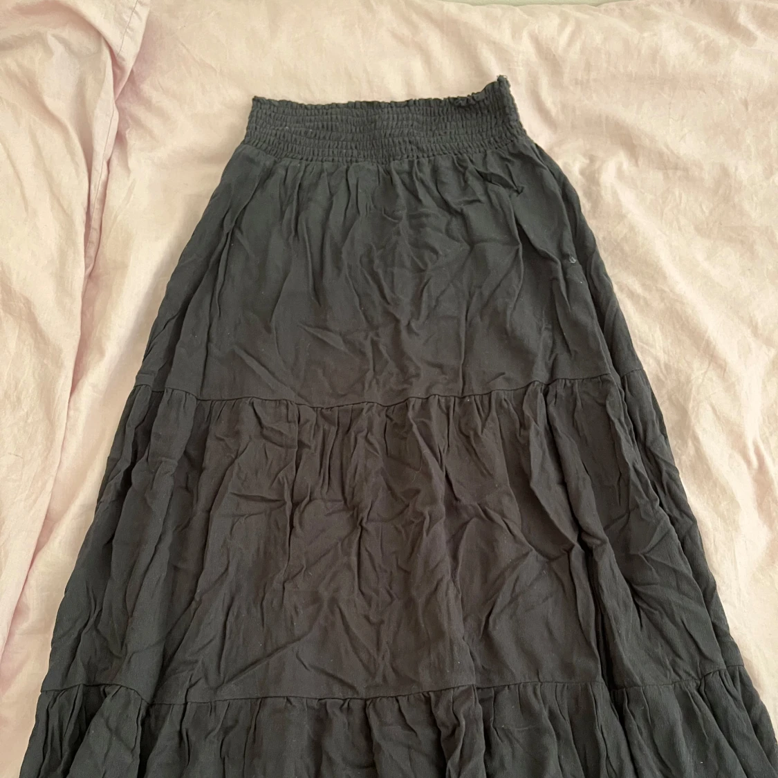 Svart långkjol med volanger